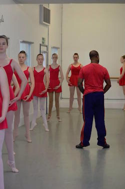 Denzil Bailey teaching at Pineapple Studios. Photo courtesy of Bailey.