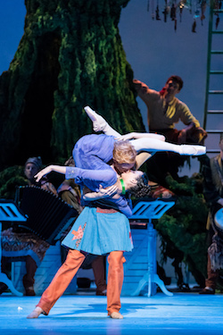 The Royal Ballet's Francesca Hayward and Steven McRae in 'The Winter's Tale'. Photo by Darren Thomas.