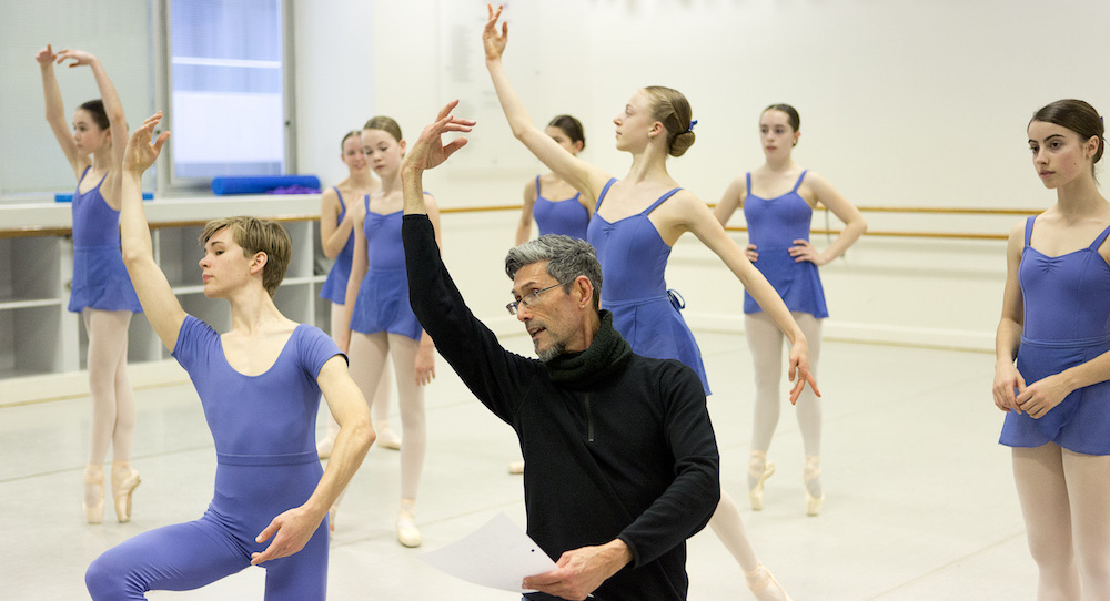 Simon Dow with students. Photo by Sergey Konstantinov.