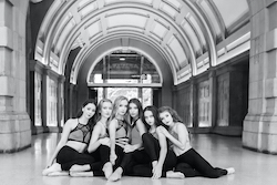 Verity Hall, Amy Stewart, Jamie McPhee, Ava Toms, Milani Kinkade, Jemima Smith. Photo par Renate Hechter PureDynamics Photography / @ puredynamicsphoto.