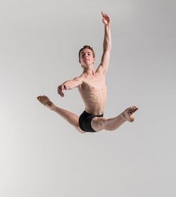 Aidan Tully, étudiant de première année en ballet classique NZSD. Photo de Stephen A'Court.